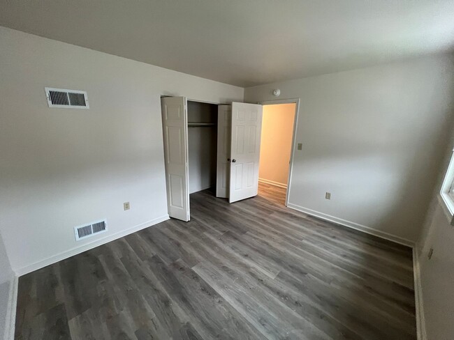 Building Photo - Roomy Updated Townhouse with Deck, New Flo...