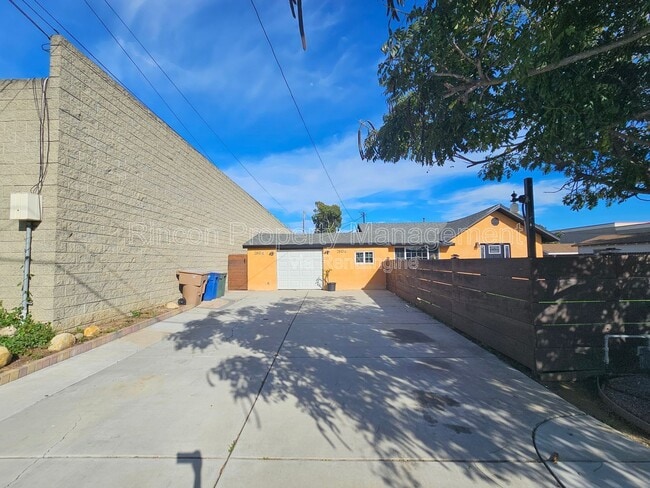 Building Photo - 2810 Sherwin Ave