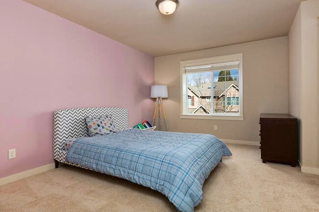 Building Photo - GORGEOUS 5 Bedroom Home in Sammamish