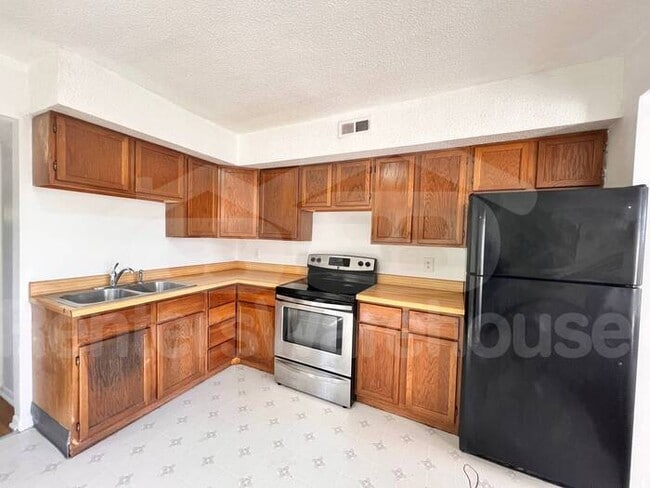 Building Photo - Spacious 2 Bedroom Duplex