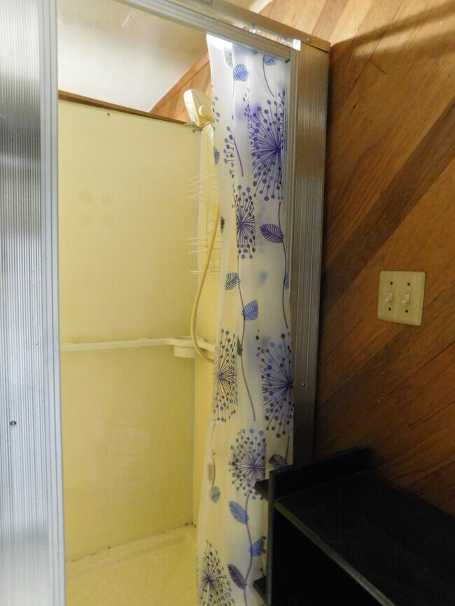 Building Photo - 4Bd/1.5Ba Two Story Home - Available soon!