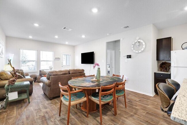 Building Photo - Move in Ready and FULLY FURNISHED 3 BD/2 BA located Far West San Antonio!