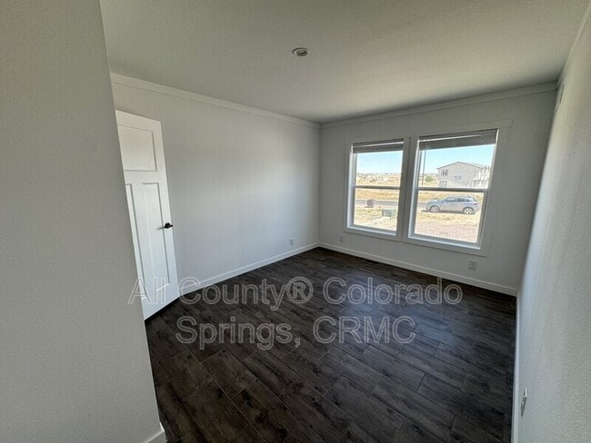Building Photo - 690 E Hahns Peak Ave