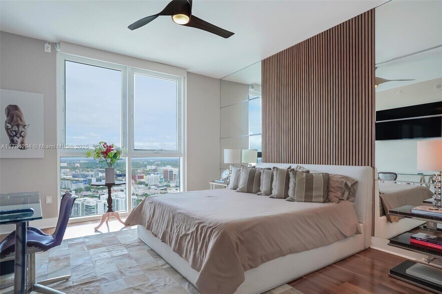 Building Photo - 2020 N Bayshore Dr