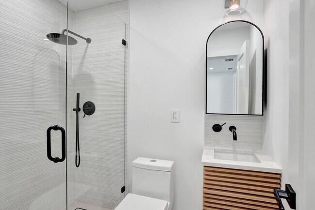 Building Photo - 840 SE 22nd Ave