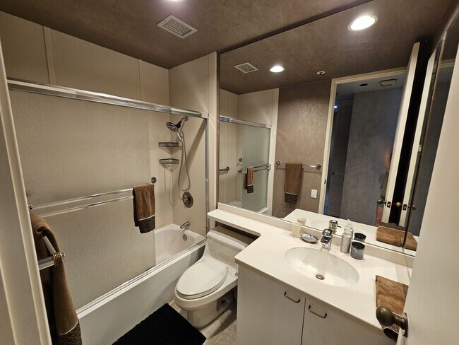 Building Photo - Spacious 3 bed, 2 bath with AMAZING views and breezes