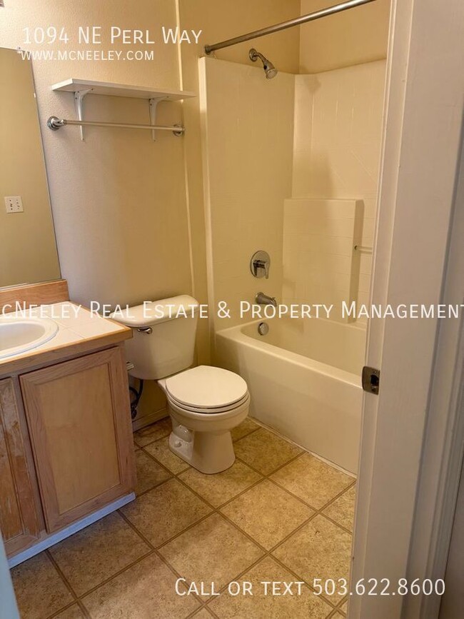 Building Photo - 1094 NE Perl Way