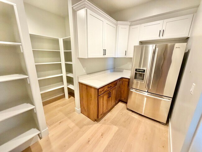 Building Photo - Beautiful Modern 5 Bedroom Home!! Furnished or Unfurnished option!!