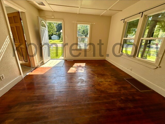 Building Photo - 1207 9th St NE