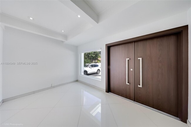 Building Photo - 850 N Venetian Dr