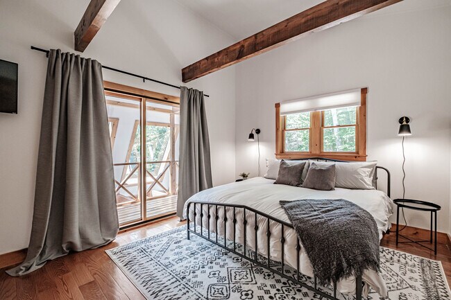 Primary Bedroom - KING Bed - 25 Johnson Rd