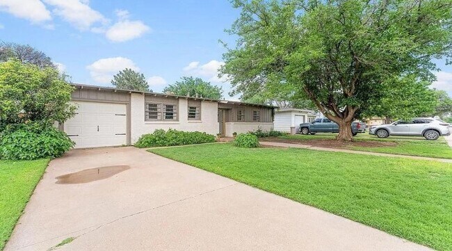 Building Photo - PRE-LEASING for JULY - Modern Chic 3 Bedroom Home