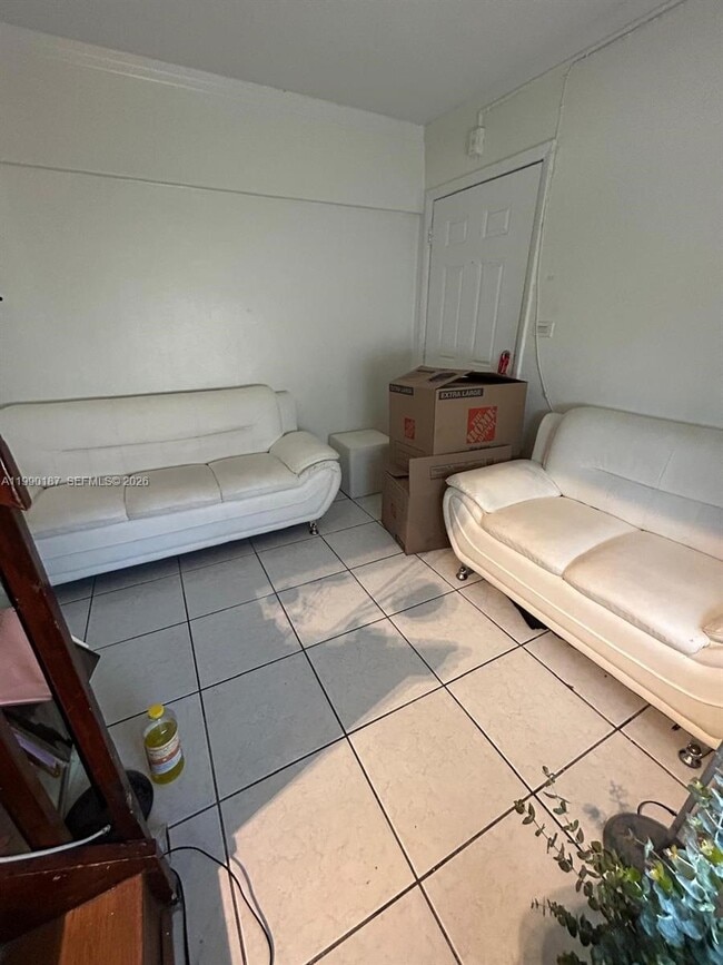 Building Photo - 11 SW 32nd Ave