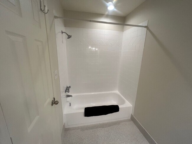 Building Photo - 5516 Lakeshore Dr