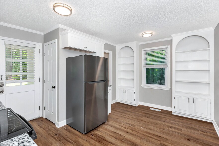 Building Photo - 914 Linwood Dr NW