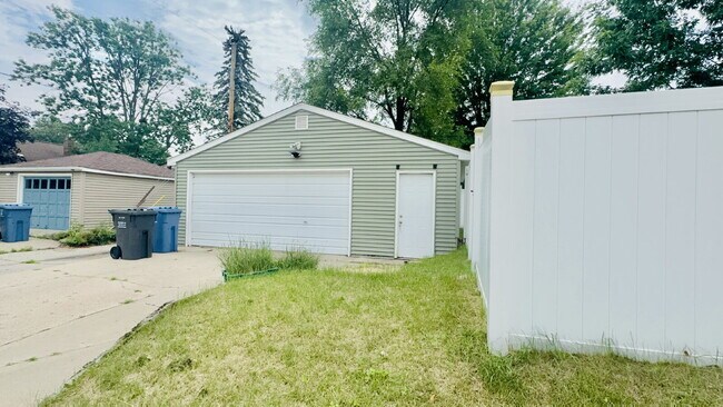 Building Photo - Charming 4-Bed Home with Gleaming Hardwood Floors, fully fenced backyard - 1500 Sq Ft in Minneapo...
