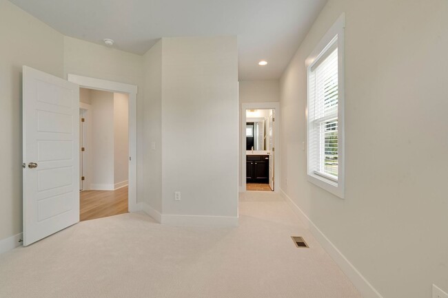 Building Photo - Beautiful 2 Bedroom/2 Bath in Chatham Park...