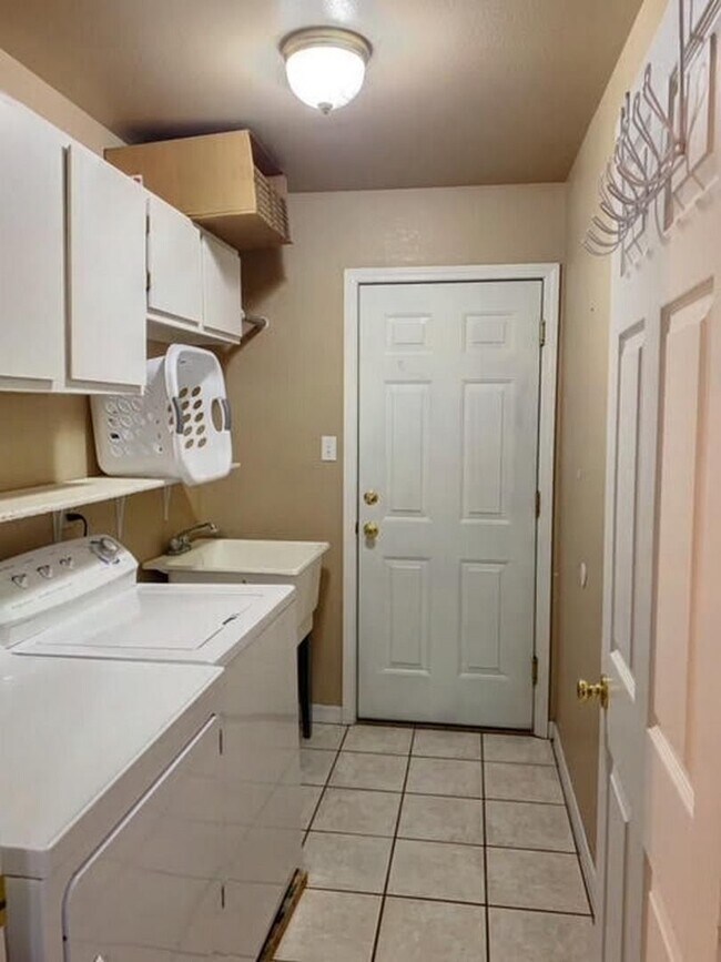 Building Photo - RENTAL Fully Furnished 4 bedroom home