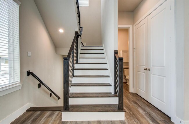 Building Photo - 1741 Cove Cres Ct
