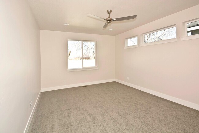 Building Photo - Centrally Located 3 Bedroom 2 Bathroom Home