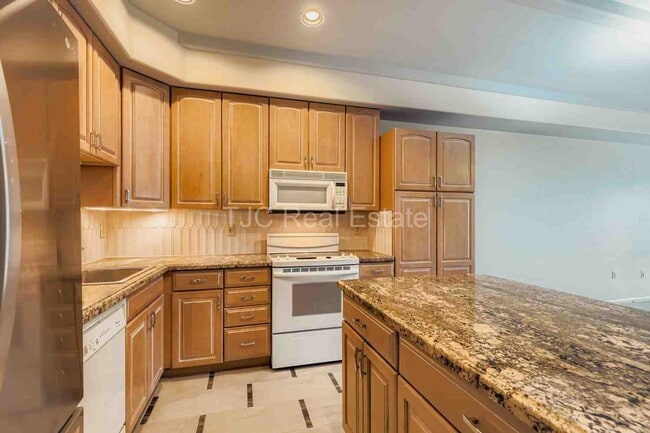 Building Photo - MOVE IN  SPECIAL