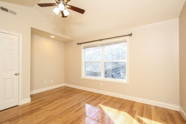 Building Photo - 1305 River View Ln