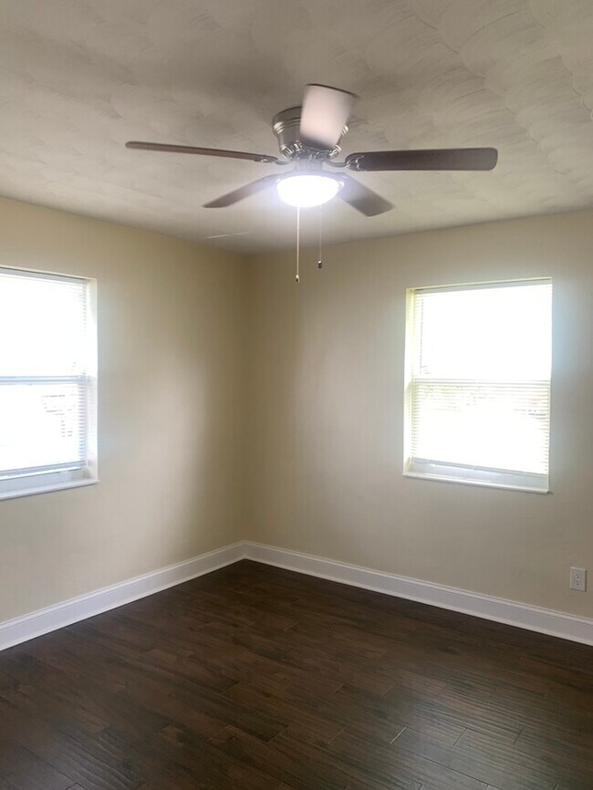 Building Photo - REMODELED 2 BR, 1 BATH 1 CAR GARAGE !