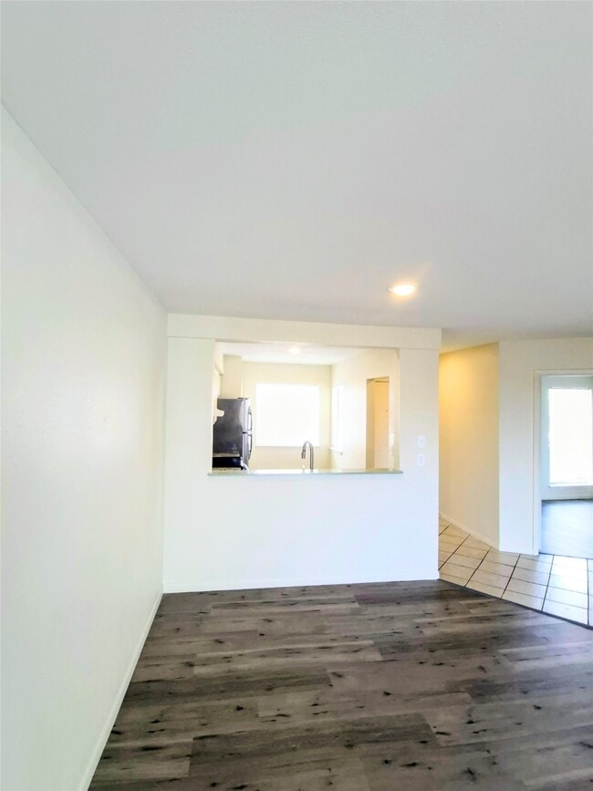 Building Photo - 500 Tiki Dr