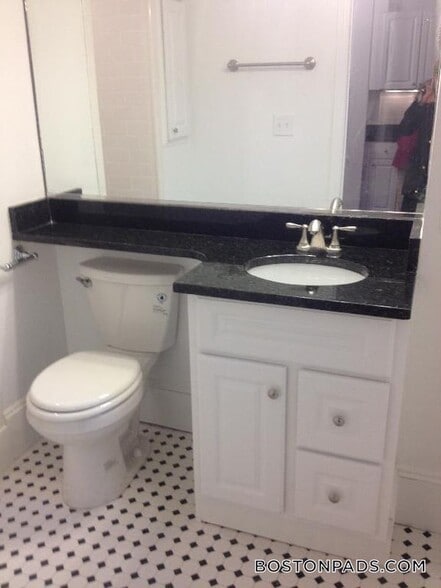 Building Photo - 64 Hemenway St