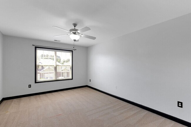 Building Photo - Spacious 3BR Townhome in Fayetteville