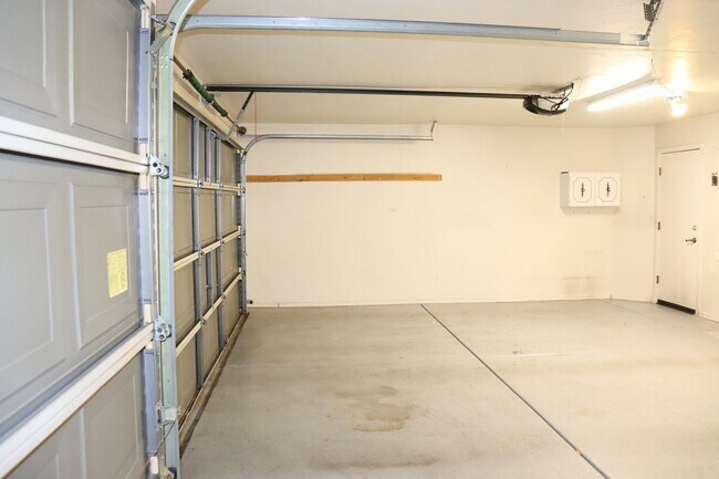 Building Photo - 4943 W Rosebay Dr