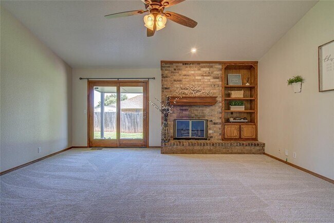 Building Photo - 2109 Shamrock Dr