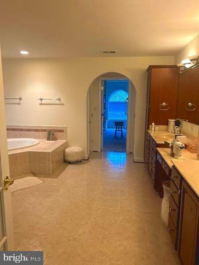 Building Photo - 11018 Shalom Ln