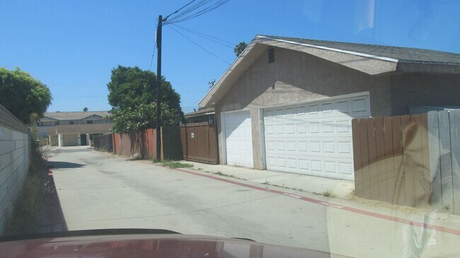 Building Photo - 3 bed 2 bath with 3 car garage
