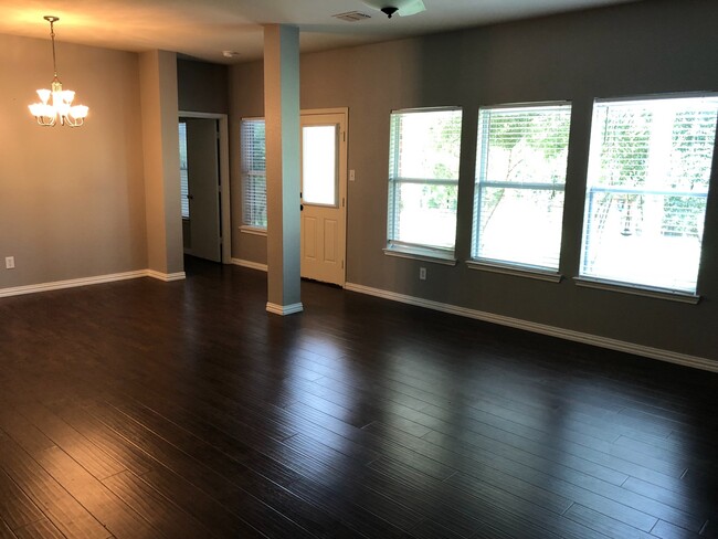 Building Photo - Roomy 4 bedroom 2.5 bath in Waxahachie!!