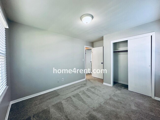 Building Photo - Attractive Overland Park Home w/ Wood Floo...