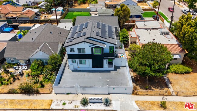 Building Photo - 5853 Vineland Ave