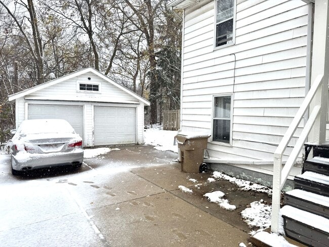 Building Photo - 6BR/2.5BA Prime Location Next to Camp Randall