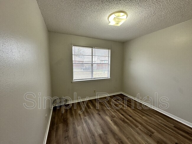 Building Photo - 407 Maple St