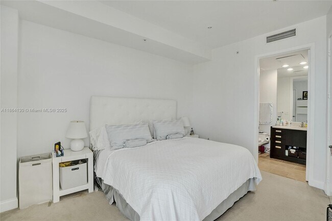 Building Photo - 18201 Collins Ave