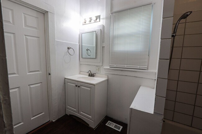Building Photo - Bright & Comfortable 2 Bedroom Home in Eva...