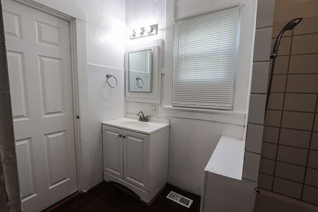 Building Photo - Just updated 2 bed 1 bath