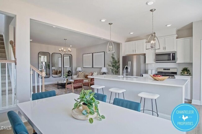 Building Photo - 20 Anastasia St