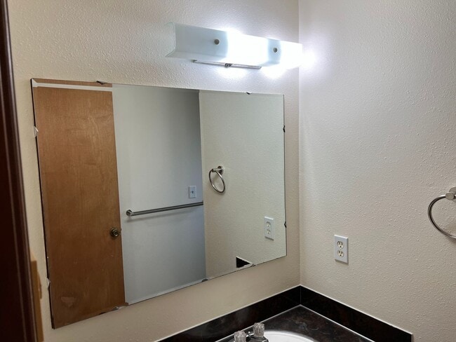 Building Photo - 2 Bedroom in Bethel-Danebo Area