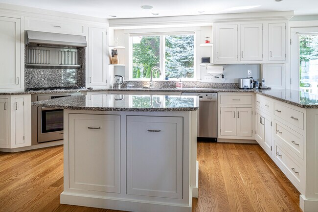 Building Photo - 2 Oak Knoll Rd