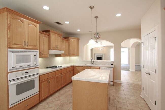 Building Photo - Spacious Home Near Mountain View School with a 3 Car Garage