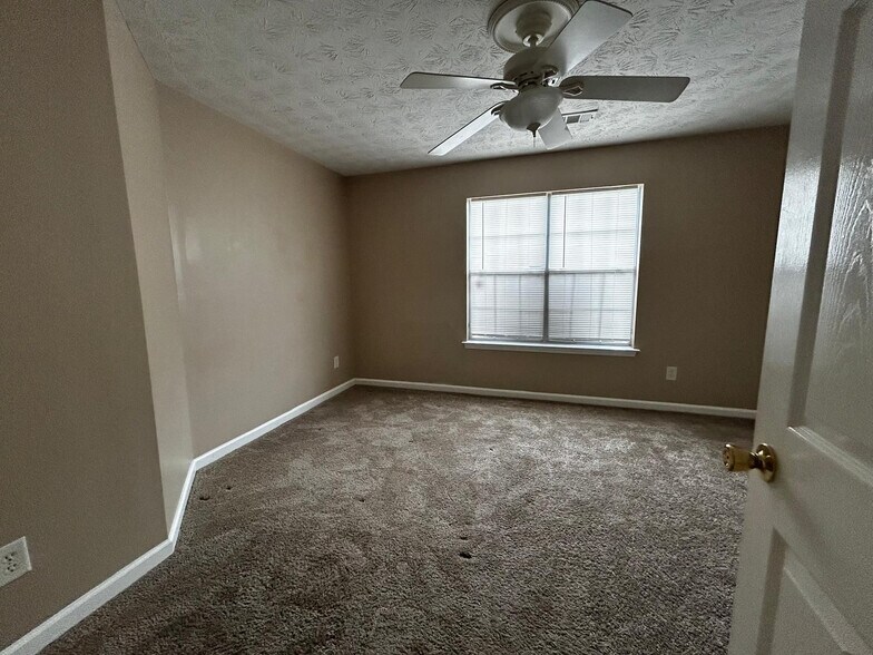 Building Photo - Room in House on Valley Green Rd
