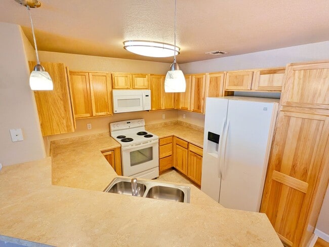 Building Photo - 2 Bedroom 2 Bath 2 Car Garage Condo in Braodmore Area