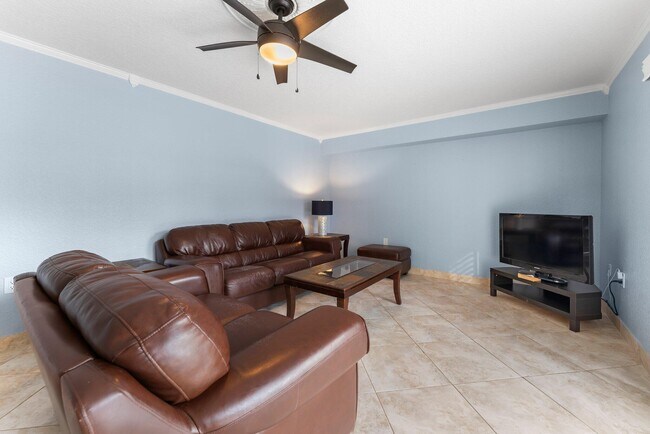 Building Photo - 1806 18th Ct