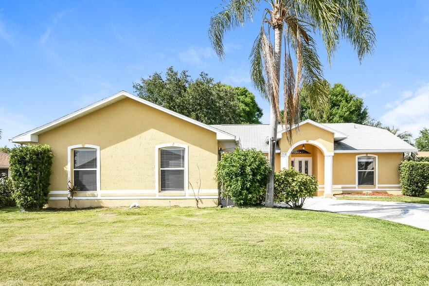 Building Photo - 2318 Sweetwater Blvd